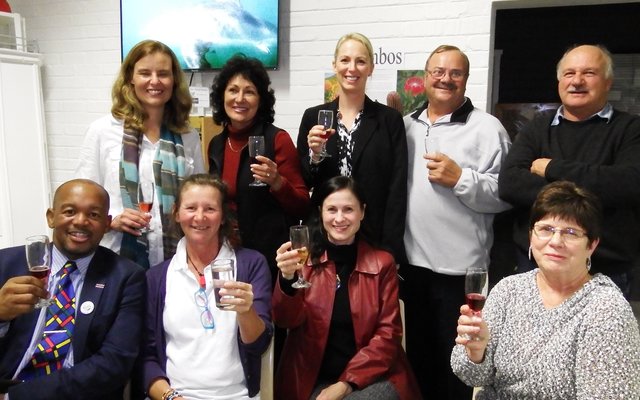 Die onderskeie gassprekers, met voor vlnr Solly Madikane, Caron Lee, Brenda du Toit en Glenda Kitley. Agter vlnr is Heidi van der Watt, Riana de Coning, Julie Cheetam, Francois Myburgh en Wilfred Chivell.